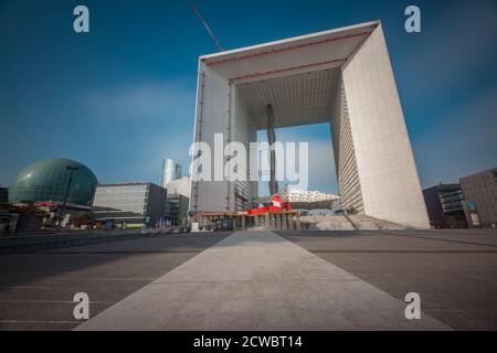 La Grande Arche de la Défense in La Défense, einem wichtigen Geschäftsviertel an der Stadtgrenze von Paris, Frankreich Stockfoto