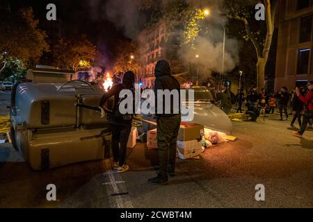 Barcelona, Spanien. September 2020. Hunderte von Menschen demonstrierten in der Ronda de Sant Pere Straße durch die Straßen Barcelonas und erreichten das katalanische Parlament, um gegen das Gerichtsurteil zu protestieren, das Präsident Quim Torra zu achtzehn Monaten Disqualifikation verurteilt und seine Präsidentschaft vorzeitig abschließt. Kredit: SOPA Images Limited/Alamy Live Nachrichten Stockfoto