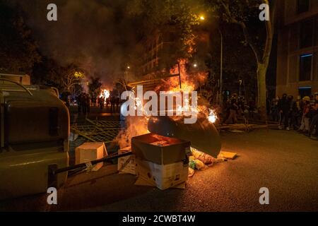 Barcelona, Spanien. September 2020. Eine Barrikade von Müllcontainern und Zäunen in der Ronda de Sant Pere Straße.Hunderte von Menschen demonstrierten durch die Straßen von Barcelona und erreichten das Parlament von Katalonien, um gegen das Gerichtsurteil zu protestieren, das Präsident Quim Torra zu achtzehn Monaten Disqualifikation verurteilt und seine Präsidentschaft vorzeitig abschließt. Kredit: SOPA Images Limited/Alamy Live Nachrichten Stockfoto