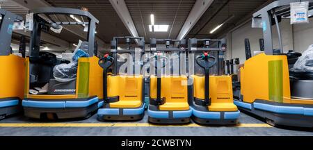 Norderstedt, Deutschland. September 2020. Fertige Jungheinrich-Flurförderzeuge warten am Ende der Produktion auf ihren Ausbau. Quelle: Markus Scholz/dpa/Alamy Live News Stockfoto