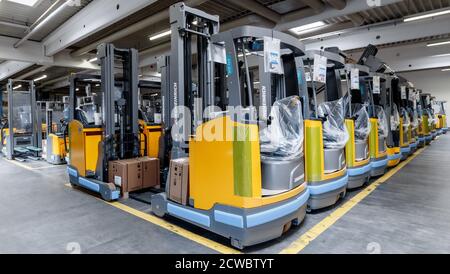 Norderstedt, Deutschland. September 2020. Fertige Jungheinrich-Flurförderzeuge warten am Ende der Produktion auf ihren Ausbau. Quelle: Markus Scholz/dpa/Alamy Live News Stockfoto