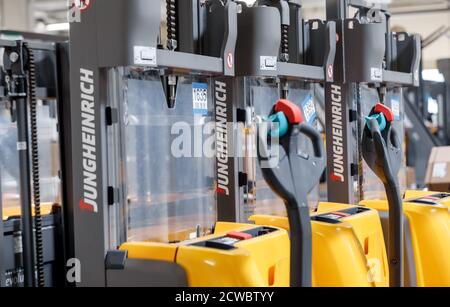 Norderstedt, Deutschland. September 2020. Fertige Jungheinrich-Flurförderzeuge warten am Ende der Produktion auf ihren Ausbau. Quelle: Markus Scholz/dpa/Alamy Live News Stockfoto