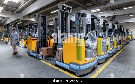 Norderstedt, Deutschland. September 2020. Fertige Jungheinrich-Flurförderzeuge warten am Ende der Produktion auf ihren Ausbau. Quelle: Markus Scholz/dpa/Alamy Live News Stockfoto