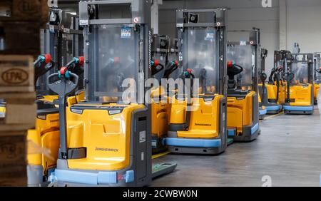 Norderstedt, Deutschland. September 2020. Fertige Jungheinrich-Flurförderzeuge warten am Ende der Produktion auf ihren Ausbau. Quelle: Markus Scholz/dpa/Alamy Live News Stockfoto