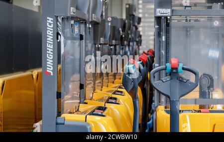 Norderstedt, Deutschland. September 2020. Fertige Jungheinrich-Flurförderzeuge warten am Ende der Produktion auf ihren Ausbau. Quelle: Markus Scholz/dpa/Alamy Live News Stockfoto