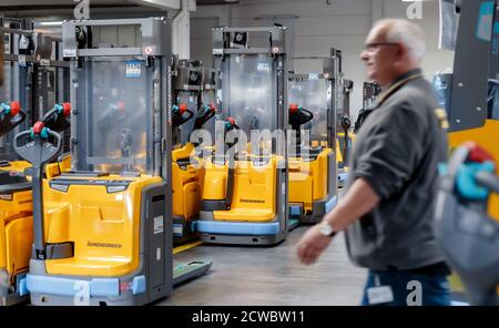 Norderstedt, Deutschland. September 2020. Fertige Jungheinrich-Flurförderzeuge warten am Ende der Produktion auf ihren Ausbau. Quelle: Markus Scholz/dpa/Alamy Live News Stockfoto