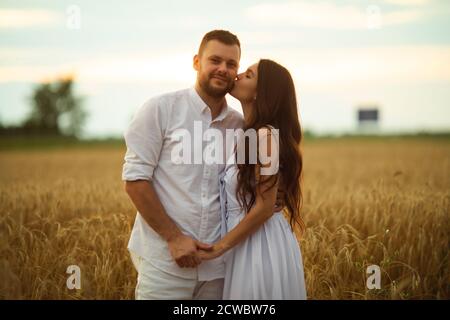 Glückliches junges Paar genießen schöne Natur zusammen Stockfoto