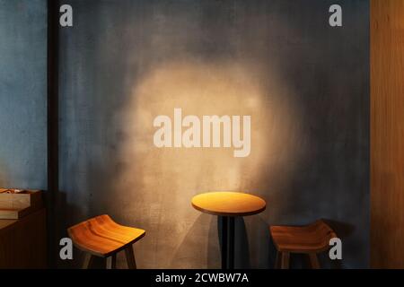 Holztisch in der Ecke des Cafés Stockfoto