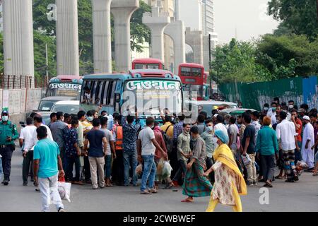 Dhaka, Bangladesch - 28. September 2020: Eine Gruppe gestrandeter Migranten, die in Saudi-Arabien arbeiten, liegt während einer Blockade außerhalb Saudi-ARABIENS AUF der Straße Stockfoto