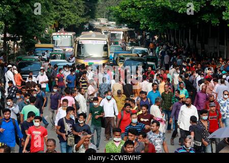 Dhaka, Bangladesch - 28. September 2020: Eine Gruppe gestrandeter Migranten, die in Saudi-Arabien arbeiten, liegt während einer Blockade außerhalb Saudi-ARABIENS AUF der Straße Stockfoto