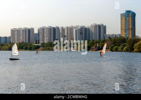 Stand-up Paddleboarding sind auf dem Fluss Moskau, Strogino. Das Konzept eines gesunden Lebensstils. Stockfoto