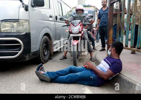 Dhaka, Bangladesch - 28. September 2020: Eine Gruppe gestrandeter Migranten, die in Saudi-Arabien arbeiten, liegt während einer Blockade außerhalb Saudi-ARABIENS AUF der Straße Stockfoto