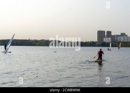 Stand-up Paddleboarding sind auf dem Fluss Moskau, Strogino. Das Konzept eines gesunden Lebensstils. Stockfoto