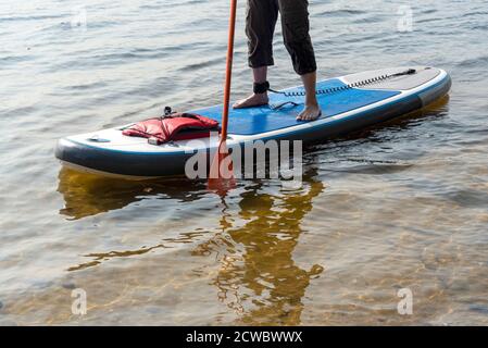 Stand-up Paddleboarding sind auf dem Fluss Moskau, Strogino. Das Konzept eines gesunden Lebensstils. Stockfoto