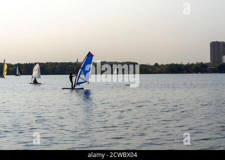 Stand-up Paddleboarding sind auf dem Fluss Moskau, Strogino. Das Konzept eines gesunden Lebensstils. Stockfoto