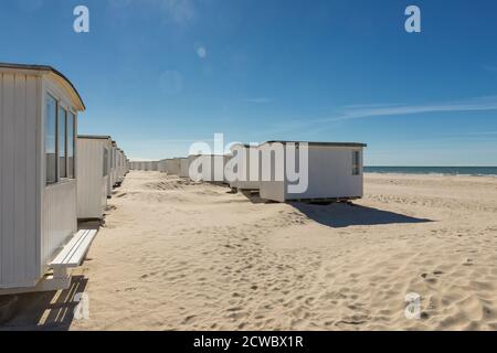 Endlose Reihen von weißen Holzhütten am Strand von Løkken On Die Nordseeküste Dänemarks Stockfoto