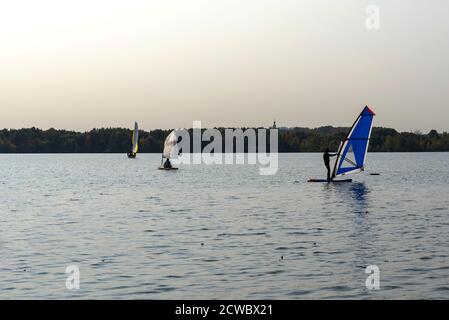 Stand-up Paddleboarding sind auf dem Fluss Moskau, Strogino. Das Konzept eines gesunden Lebensstils. Stockfoto