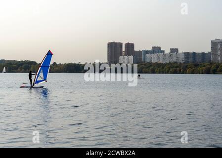 Stand-up Paddleboarding sind auf dem Fluss Moskau, Strogino. Das Konzept eines gesunden Lebensstils. Stockfoto