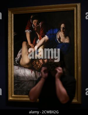 Der Schauspieler Ellice Stevens posiert neben dem Werk Judith Entheading Holofernes, etwa 1612-13, der italienischen Barockmalerin Artemisia Gentileschi, während eines Fotoaufrufs, um die bevorstehende Artemisia-Ausstellung der National Gallery in London zu sehen. Stockfoto