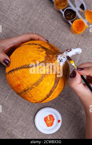 Startseite Herbst Kunsthandwerk aus Pappmaché, Kürbis für Halloween, Herstellung Prozess Stockfoto