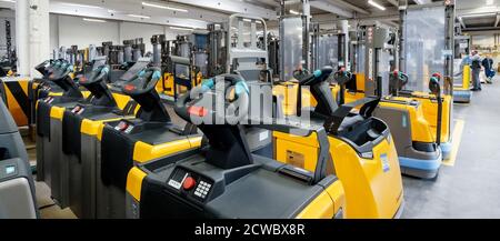 Norderstedt, Deutschland. September 2020. Fertige Jungheinrich-Flurförderzeuge warten am Ende der Produktion auf ihren Ausbau. Quelle: Markus Scholz/dpa/Alamy Live News Stockfoto