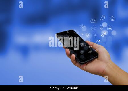 Hand halten Smartphone mit Icons Konzept. Stockfoto