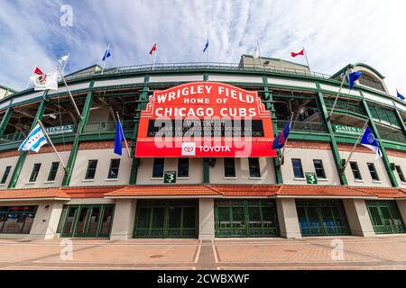 Das äußere Major League Baseball Chicago Cubs' Wrigley Field Stadion im Wrigleyville Viertel von Chicago. Stockfoto