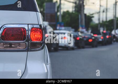 Rücklichter, Staus während der Hauptverkehrszeit. Stockfoto