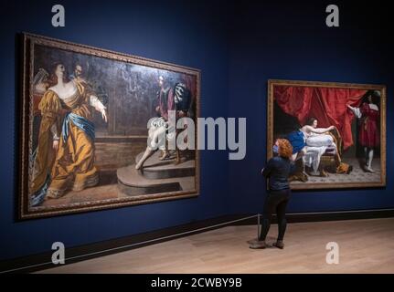 National Gallery, London, Großbritannien. 30. September 2020. Die erste Ausstellung in Großbritannien, die große Artemisia-Ausstellung des Werkes von Artemisia Gentileschi (1593-1654 oder später), wird am 3. Oktober eröffnet und wegen der Sperre von Covid-19 von Anfang April verschoben. Die Ausstellung ist inspiriert von der kürzlichen Übernahme von Gentileschis Selbstporträt als Heilige Katharina von Alexandria durch die Galerie. Bild: (Links) Artemisia Gentileschi, Esther vor Ahasuereus (c. 1628-30). Leihgabe des Metropolitan Museum of Art, New York; (rechts) Orazio Gentileschi, Joseph und Potiphars Frau (c. 1630-32). Ausgeliehen von Ihrer Majestät der Königin. Royal Collection Trust. Stockfoto