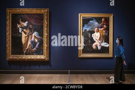 National Gallery, London, Großbritannien. 30. September 2020. Die erste Ausstellung in Großbritannien, die große Artemisia-Ausstellung des Werkes von Artemisia Gentileschi (1593-1654 oder später), wird am 3. Oktober eröffnet und wegen der Sperre von Covid-19 von Anfang April verschoben. Die Ausstellung ist inspiriert von der kürzlichen Übernahme von Gentileschis Selbstporträt als Heilige Katharina von Alexandria durch die Galerie. Bild: (Links) Artemisia Gentileschi, Judith und ihre Magd mit dem Kopf der Holofernes (c. 1623-25). Das Detroit Institute of Arts; (rechts) Artemisia Gentileschi, Susannah and the Elders (1622). Die Burghley House Collection. Kredit: Malcolm Pa Stockfoto