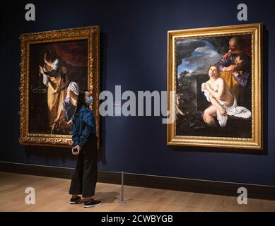 National Gallery, London, Großbritannien. 30. September 2020. Die erste Ausstellung in Großbritannien, die große Artemisia-Ausstellung des Werkes von Artemisia Gentileschi (1593-1654 oder später), wird am 3. Oktober eröffnet und wegen der Sperre von Covid-19 von Anfang April verschoben. Die Ausstellung ist inspiriert von der kürzlichen Übernahme von Gentileschis Selbstporträt als Heilige Katharina von Alexandria durch die Galerie. Bild: (Links) Artemisia Gentileschi, Judith und ihre Magd mit dem Kopf der Holofernes (c. 1623-25). Das Detroit Institute of Arts; (rechts) Artemisia Gentileschi, Susannah and the Elders (1622). Die Burghley House Collection. Kredit: Malcolm Pa Stockfoto