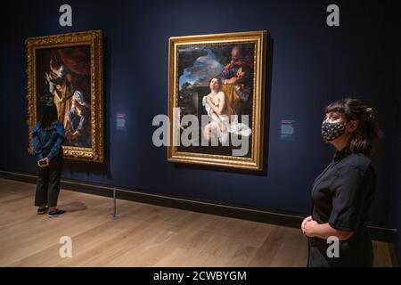 National Gallery, London, Großbritannien. 30. September 2020. Die erste Ausstellung in Großbritannien, die große Artemisia-Ausstellung des Werkes von Artemisia Gentileschi (1593-1654 oder später), wird am 3. Oktober eröffnet und wegen der Sperre von Covid-19 von Anfang April verschoben. Die Ausstellung ist inspiriert von der kürzlichen Übernahme von Gentileschis Selbstporträt als Heilige Katharina von Alexandria durch die Galerie. Bild: (Links) Artemisia Gentileschi, Judith und ihre Magd mit dem Kopf der Holofernes (c. 1623-25). Das Detroit Institute of Arts; (rechts) Artemisia Gentileschi, Susannah and the Elders (1622). Die Burghley House Collection. Kredit: Malcolm Pa Stockfoto