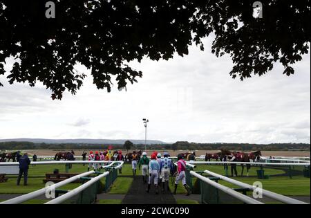 Jockey's betritt den Paradering vor dem Read Donald McCain?s Blog bei Betsafe Handicap Chase auf der Bangor Racecourse, Wrexham. Stockfoto