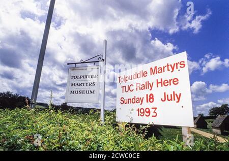 Schild Werbung für die nächste Martyrs Rally. Das Dorf Tolpfüddle in Dorset gilt von vielen als der Geburtsort des Trades-Unionismus in Großbritannien. Die Märtyrer von Tolpfüdle waren sechs Landarbeiter aus dem Dorf, die 1834 wegen Vereidigung eines geheimen Eid als Mitglieder der freundlichen Gesellschaft der Landarbeiter verurteilt wurden, Verhaftet aufgrund einer rechtlichen Formalität während eines Arbeitsstreits gegen Lohnkürzungen, bevor sie in RV Lovelass und andere verurteilt und zu strafrechtlichen Transport nach Australien. Sie wurden 1836 nach Massenprotesten von Sympathisanten und Unterstützung begnadigt Stockfoto