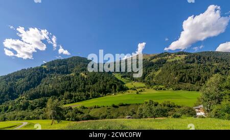 Schöne alpine ländliche Landschaft in der Nähe von Santa Maria Val Müstair, Kanton Graubünden, Schweiz Stockfoto