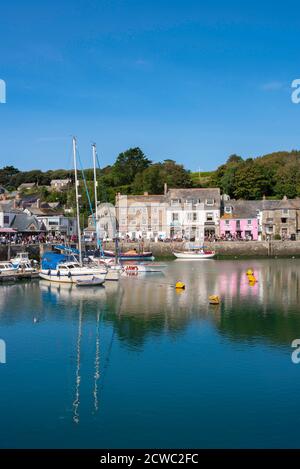 Padstow Hafen, Blick im Sommer auf die North Quay Parade in Padstow Hafen, Cornwall, Südwesten England, Großbritannien Stockfoto