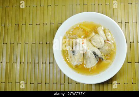 Lachsfischkopf und Strohpilze in tom Yum Suppe Auf Schüssel Stockfoto