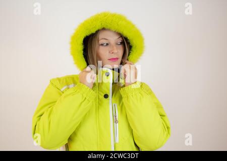 Schöne Frau in Winterkleidung. Frau trägt eine warme Winterjacke mit Kapuze auf dem Kopf Stockfoto