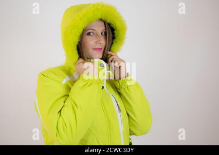 Schöne Frau in Winterkleidung. Frau trägt eine warme Winterjacke mit Kapuze auf dem Kopf Stockfoto