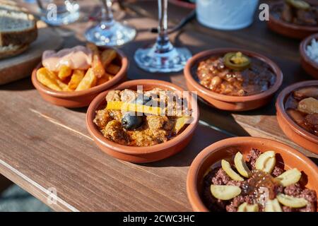 Tapas auf vielen kleinen Tellern Stockfoto