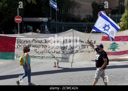 Jerusalem, Israel. September 2020. Israelis demonstrieren während einer landesweiten COVID-19-Sperre gegen den Vorschlag von Premierminister Benjamin Netanjahu, die Proteste vor der Knesset, dem Parlament, am Dienstag, dem 29. September 2020 in Jerusalem zu beschränken. Der Gesetzentwurf würde Demonstranten verbieten, mehr als einen Kilometer, 0.621 Meilen, von ihren Häusern zu fahren, und damit die wöchentlichen Anti-Netanjahu-Proteste vor seinem Wohnsitz in Jerusalem stoppen. Foto von Debbie Hill/UPI Kredit: UPI/Alamy Live Nachrichten Stockfoto