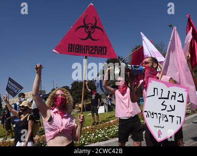 Jerusalem, Israel. September 2020. Israelis demonstrieren während einer landesweiten COVID-19-Sperre gegen den Vorschlag von Premierminister Benjamin Netanjahu, die Proteste vor der Knesset, dem Parlament, am Dienstag, dem 29. September 2020 in Jerusalem zu beschränken. Der Gesetzentwurf würde Demonstranten verbieten, mehr als einen Kilometer, 0.621 Meilen, von ihren Häusern zu fahren, und damit die wöchentlichen Anti-Netanjahu-Proteste vor seinem Wohnsitz in Jerusalem stoppen. Foto von Debbie Hill/UPI Kredit: UPI/Alamy Live Nachrichten Stockfoto