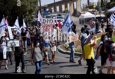 Jerusalem, Israel. September 2020. Israelis demonstrieren während einer landesweiten COVID-19-Sperre gegen den Vorschlag von Premierminister Benjamin Netanjahu, die Proteste vor der Knesset, dem Parlament, am Dienstag, dem 29. September 2020 in Jerusalem zu beschränken. Der Gesetzentwurf würde Demonstranten verbieten, mehr als einen Kilometer, 0.621 Meilen, von ihren Häusern zu fahren, und damit die wöchentlichen Anti-Netanjahu-Proteste vor seinem Wohnsitz in Jerusalem stoppen. Foto von Debbie Hill/UPI Kredit: UPI/Alamy Live Nachrichten Stockfoto