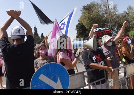 Jerusalem, Israel. September 2020. Israelis demonstrieren während einer landesweiten COVID-19-Sperre gegen den Vorschlag von Premierminister Benjamin Netanjahu, die Proteste vor der Knesset, dem Parlament, am Dienstag, dem 29. September 2020 in Jerusalem zu beschränken. Der Gesetzentwurf würde Demonstranten verbieten, mehr als einen Kilometer, 0.621 Meilen, von ihren Häusern zu fahren, und damit die wöchentlichen Anti-Netanjahu-Proteste vor seinem Wohnsitz in Jerusalem stoppen. Foto von Debbie Hill/UPI Kredit: UPI/Alamy Live Nachrichten Stockfoto