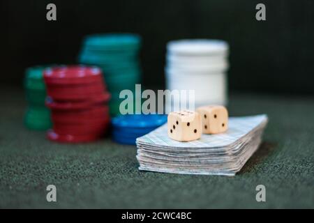 Casino Poker Chips Stapel mit Spielkarten, Würfel auf grünem Filz Hintergrund Stockfoto
