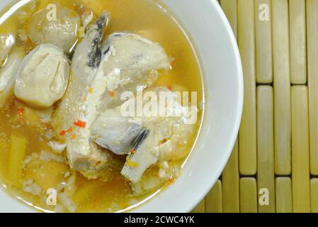 Lachsfischkopf und Strohpilze in tom Yum Suppe Auf Schüssel Stockfoto