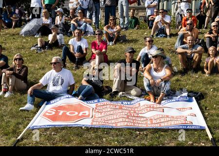 Deutsche Corona-Rebellen protestieren gegen Einschränkungen des Coronavirus wie das Tragen von Masken und Montagebefehlen der deutschen Regierung, Düsseldorf, Deutschland. Stockfoto