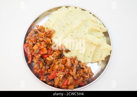 Kartoffelpüree mit Gemüseragout Stockfoto