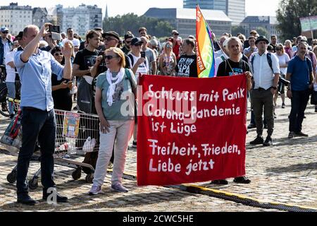 Deutsche Corona-Rebellen protestieren gegen Einschränkungen des Coronavirus wie das Tragen von Masken und Montagebefehlen der deutschen Regierung, Düsseldorf, Deutschland. Stockfoto