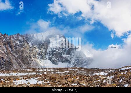 Blick auf die Berglandschaft in Kirgisistan. Felsen, Schnee und Steine im Bergtal Blick. Bergpanorama. Stockfoto